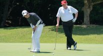 Oranžový Donald nedělá golfu zlatou službu