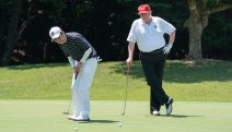 Oranžový Donald nedělá golfu zlatou službu