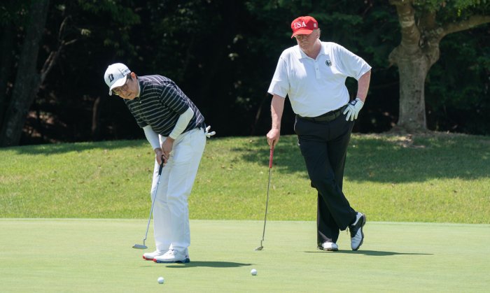 Oranžový Donald nedělá golfu zlatou službu